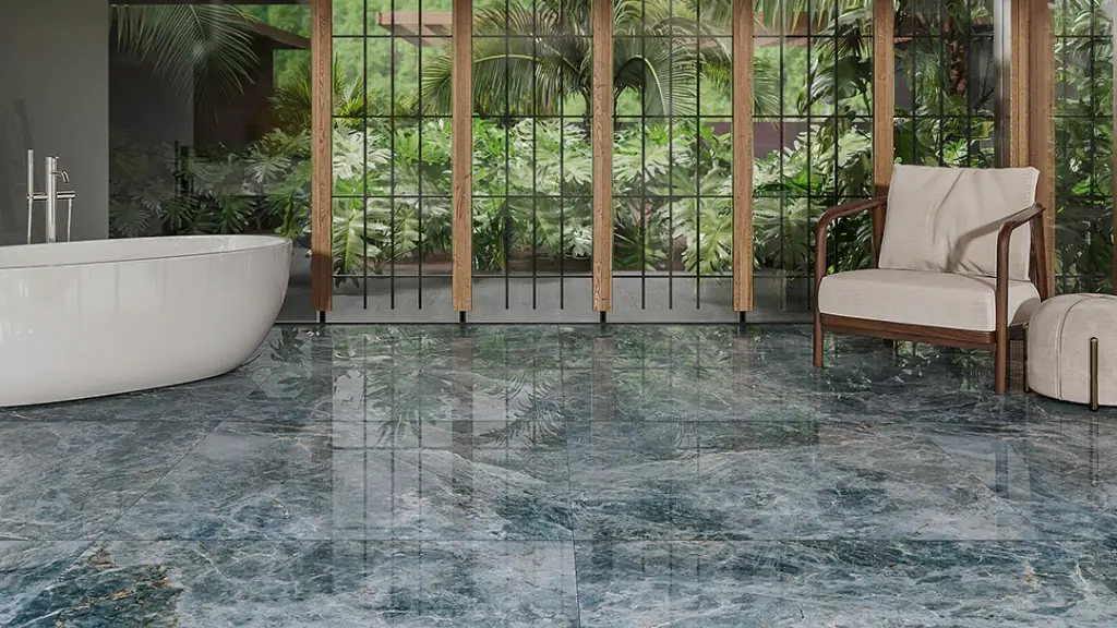 Banheiro com piso em porcelanato azul marmorizado polido e banheira branca