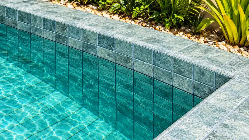 Borda de piscina revestida em pedra verde