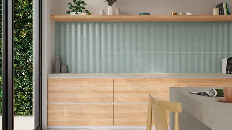 Cozinha com revestimento canelado verde sálvia